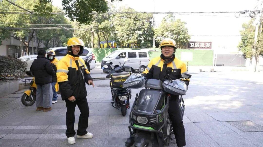 宁波慈溪骑手寒夜救助路人温暖全城 近日，接近零度的寒夜，慈溪外卖骑手赖彬枫（新业