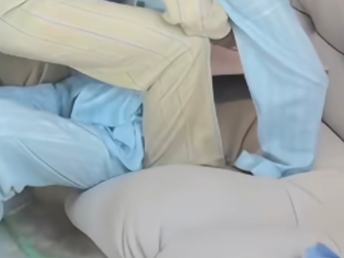 好瑟琴的两个人 下一秒就大法特法 