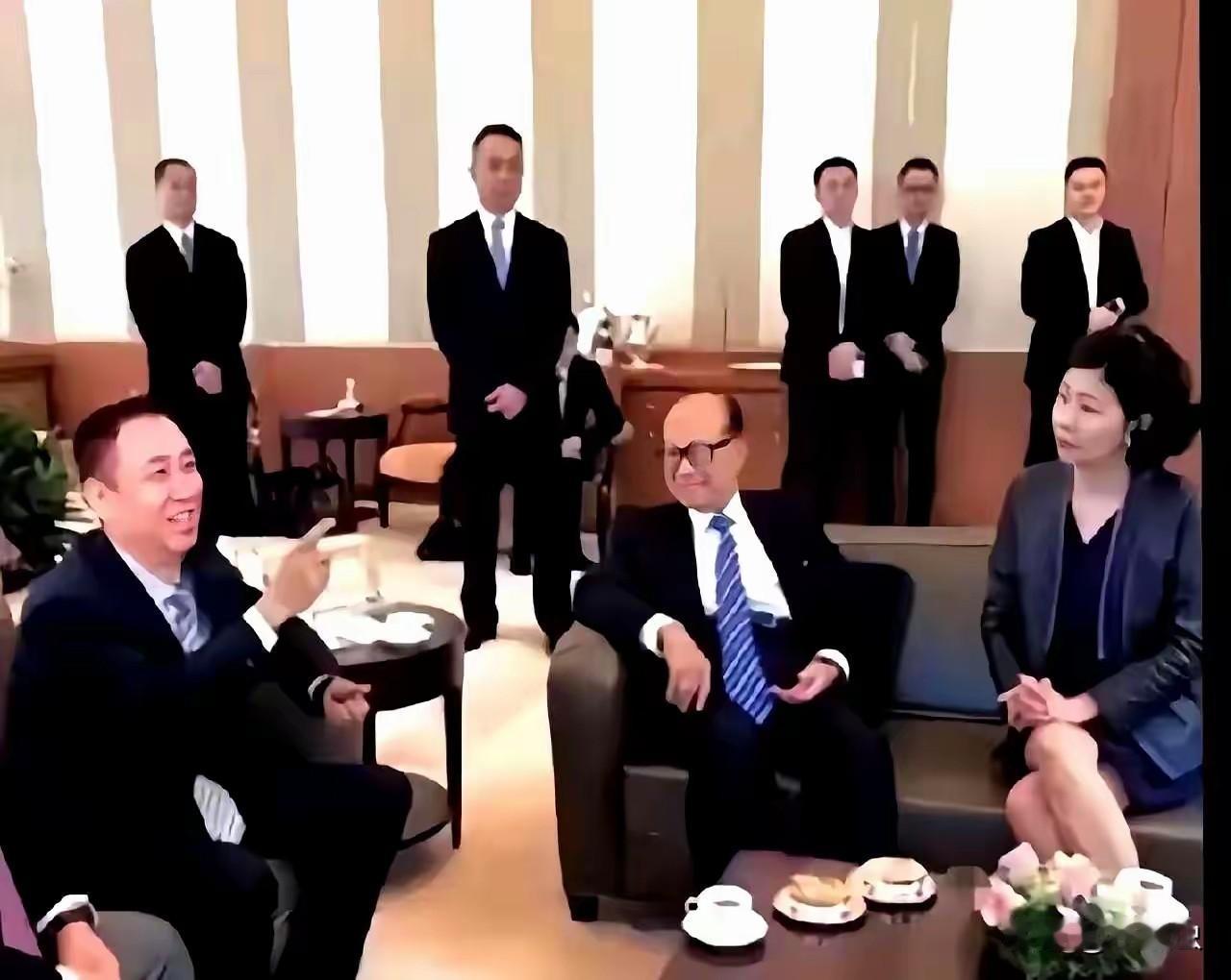老李在投资房地产比小许早半个世纪。
小许碰到老李，口才再好也没用。
老李对房地产