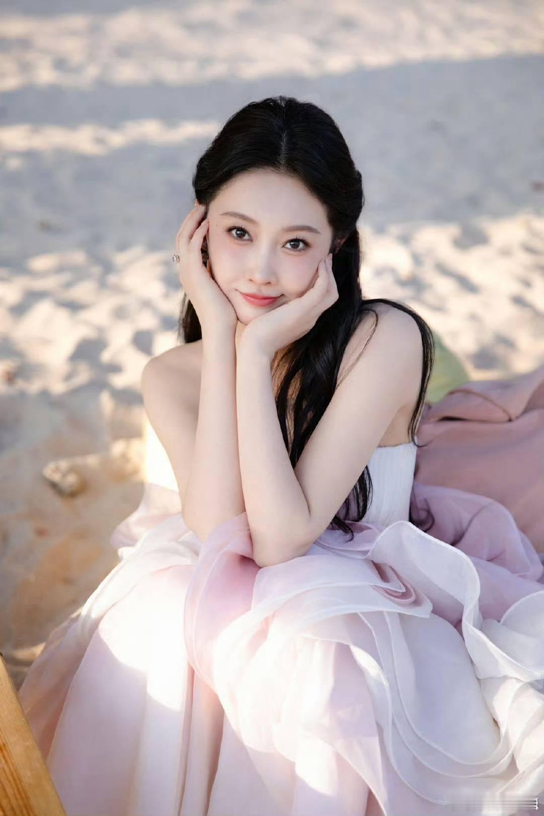 宣璐夏日海滩粉玫瑰宣璐好可爱阿，三月未尽，她已步入夏日梦境，纱裙轻舞，笑容如夏日