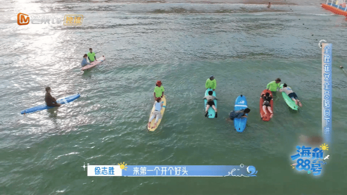 徐志胜冲浪自称海的女儿徐志胜海上冲浪，自称是“海的女儿”，上板想帅翻全场，结果被