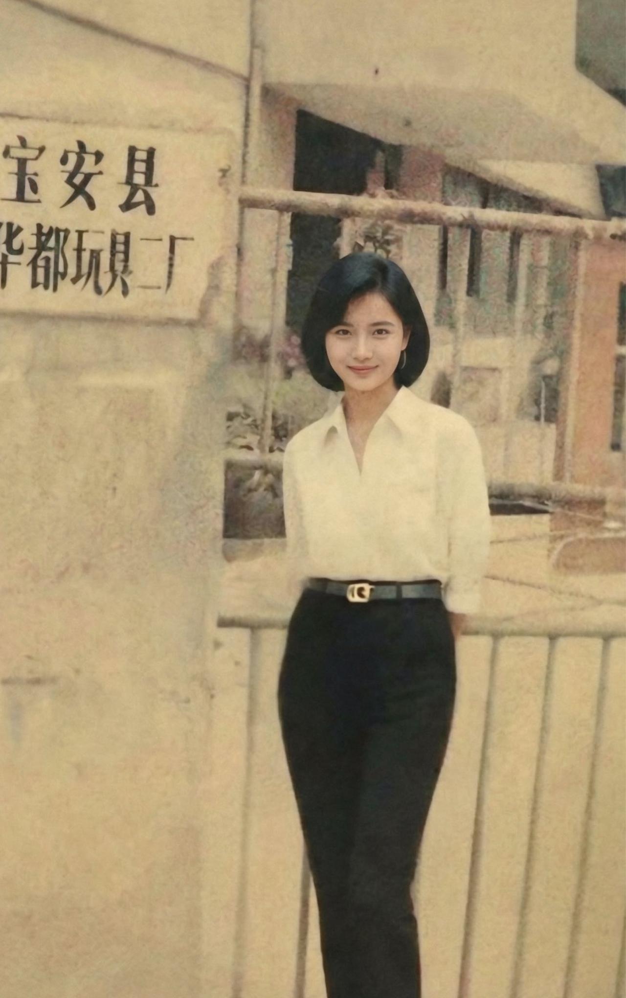 【旧照片】旧厂门前的白衬衫
那年的风，还带着宝安县的咸湿气息，
我从北方一座小城