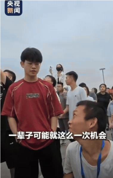 看哭了！北京，女生带脑瘫好友看升旗圆梦，结果，因为跑得慢，他们没有占据前面的位置