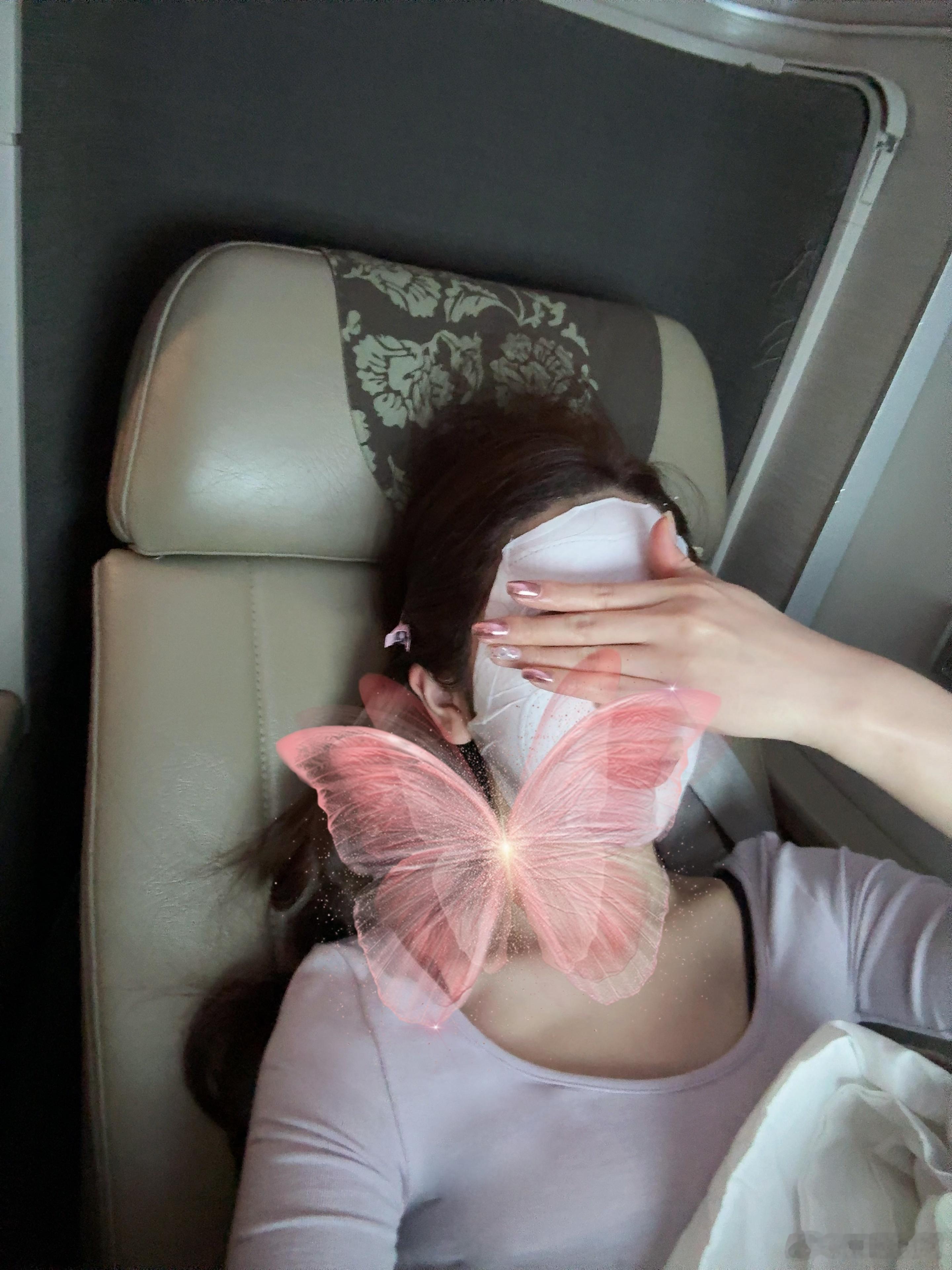 用香槟倒个时差 睡了12小时落地突然想起在国内  自己过的一直是美国时间 ​​​