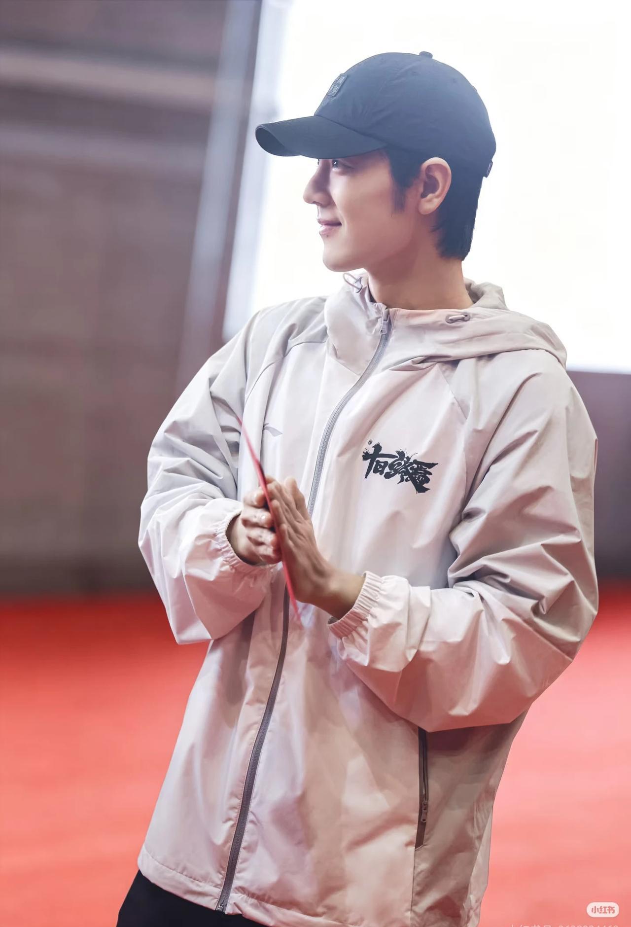 肖战这回真的要把国产悬疑剧的天花板给掀了。
就在青岛东方影都，中式无限流巅峰《十