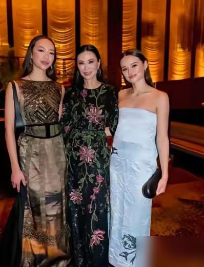 狠人邓文迪再次刷新了名利场的认知。在纽约这场95岁前夫的寿宴上，她穿着一身黑色中