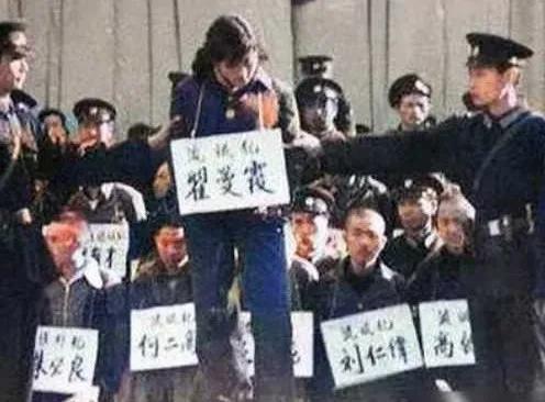 [微风]1983年，年仅25岁的“女流氓”翟曼霞被带到了刑场，而当法警举起步枪准