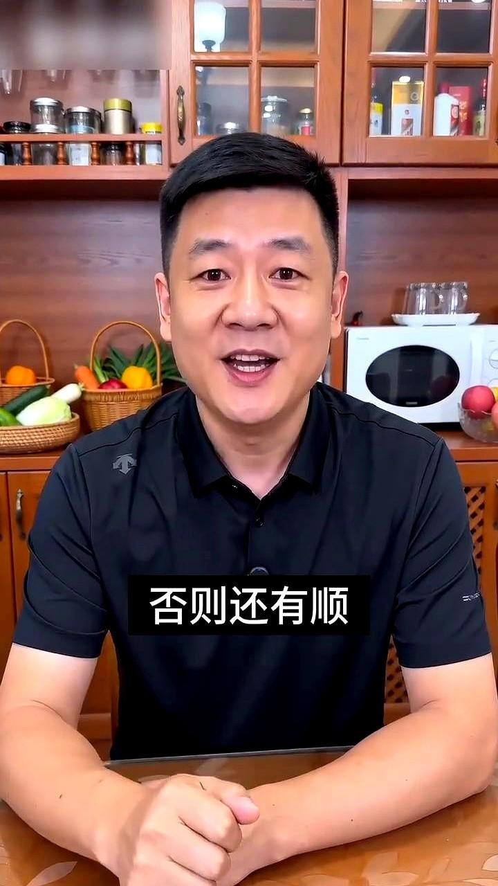 打掼蛋，起手出小单，真不是牌烂。

恰恰相反，这招叫投石问路。你一出小单，对手立