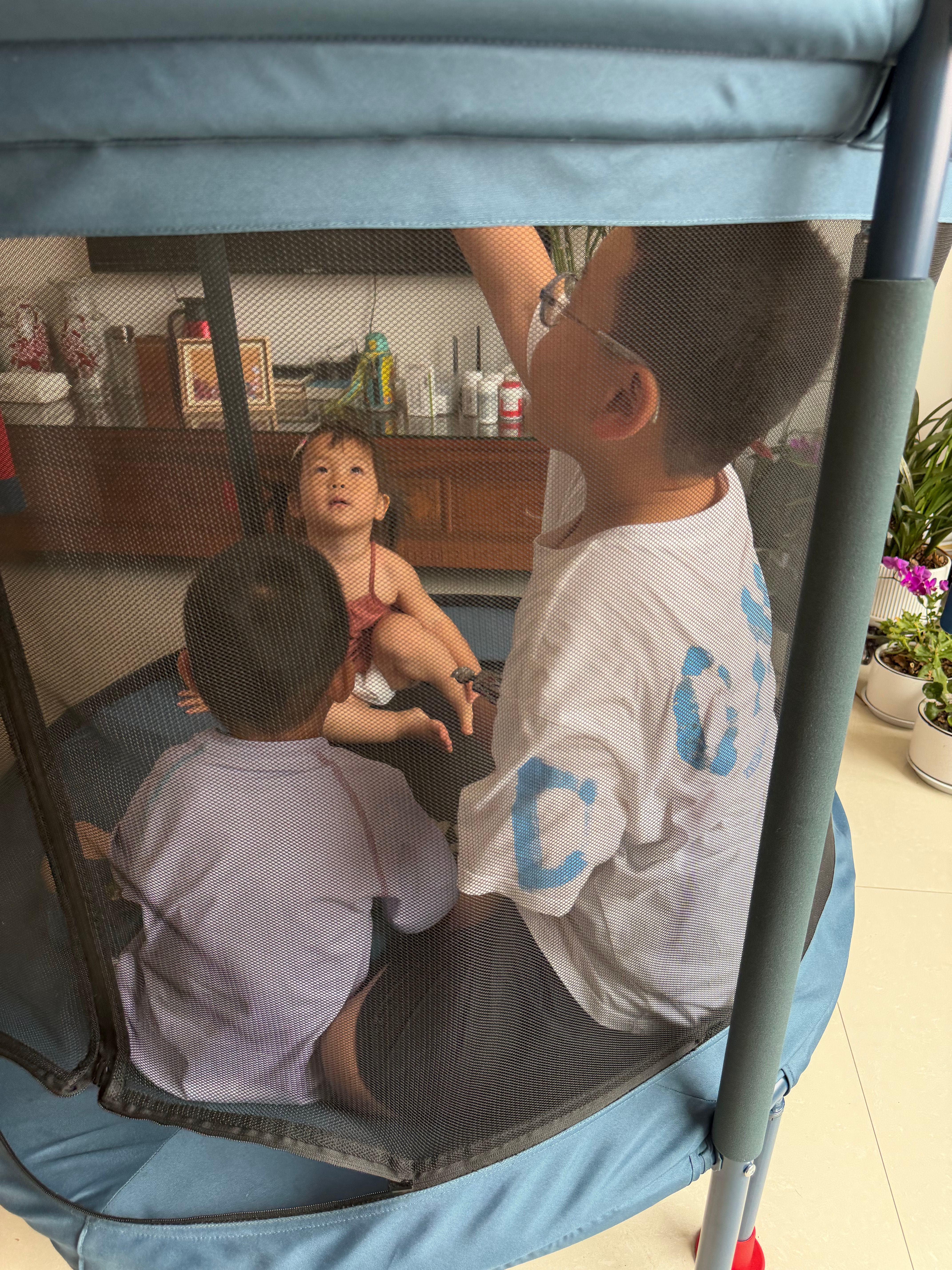 蹦床现在成了我家幼儿园 