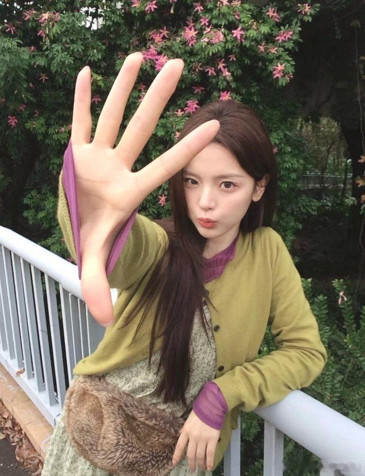 杨超越 虎鲸《七时吉祥》扑了，《重紫》也扑了，单打独斗确实难。签约平台系公司，杨