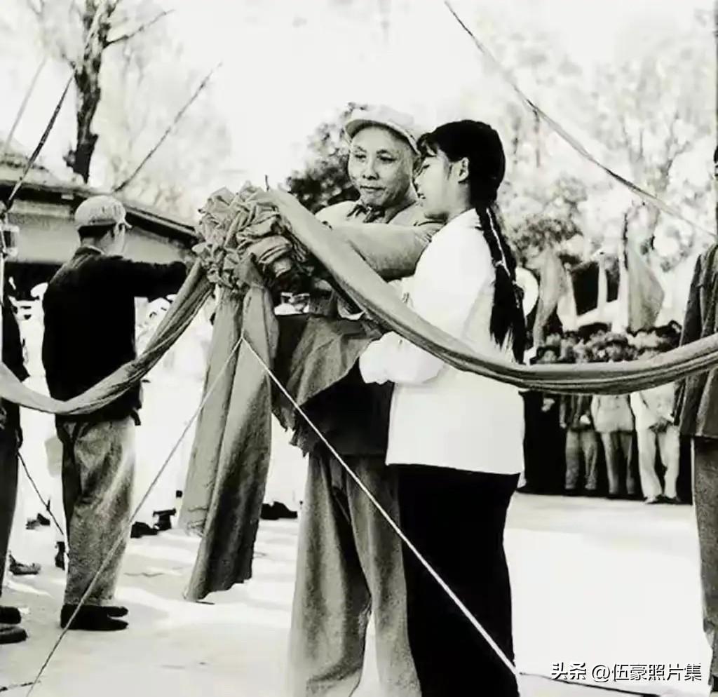 1952年10月4日，在武汉中山公园隆重开幕的“中南区土地改革展览”，时任中共中