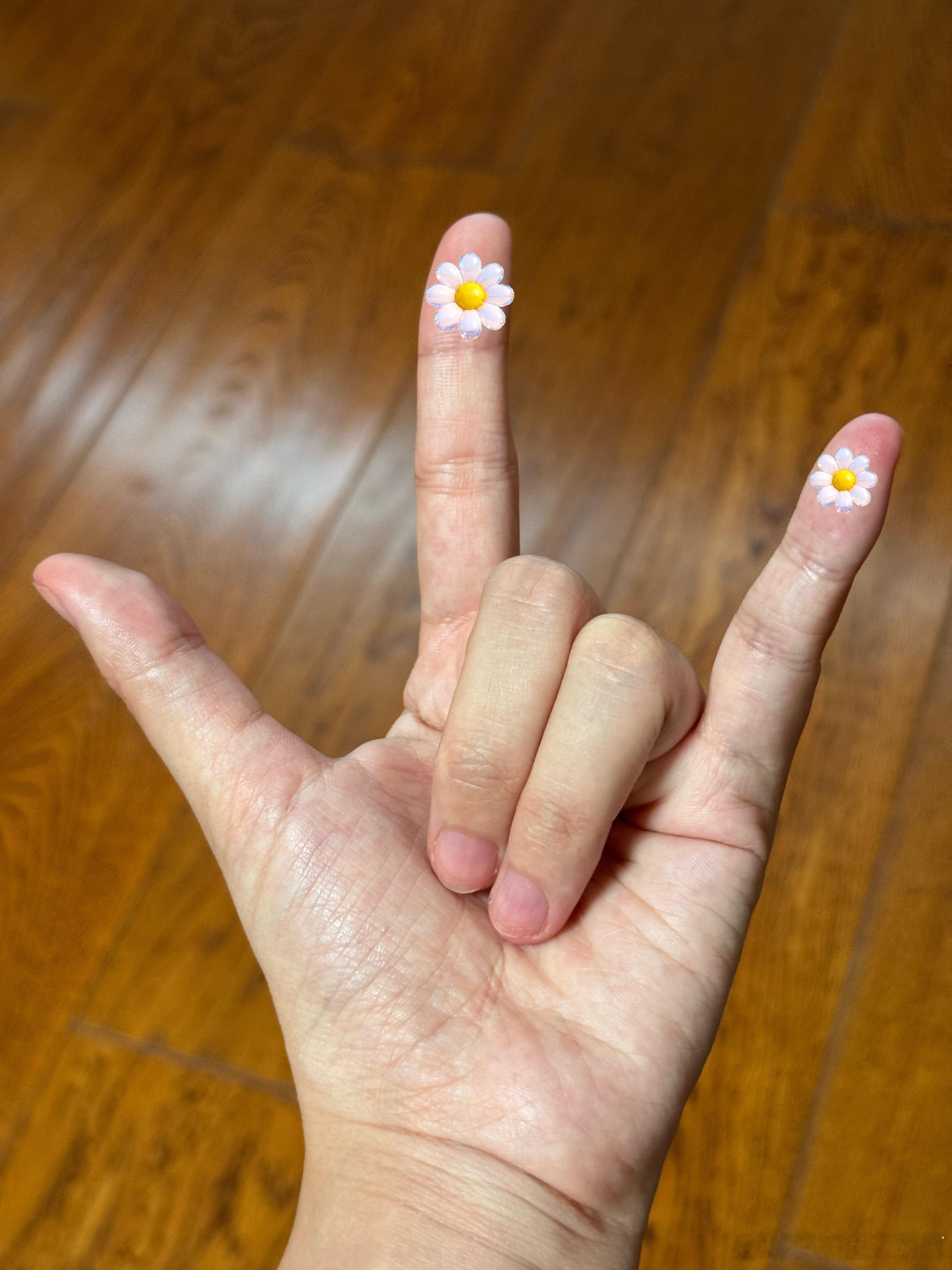 这两天闲着没事就在那练吉他昨天四个手指的三指和四指都还分不开经过我不断地练练练今
