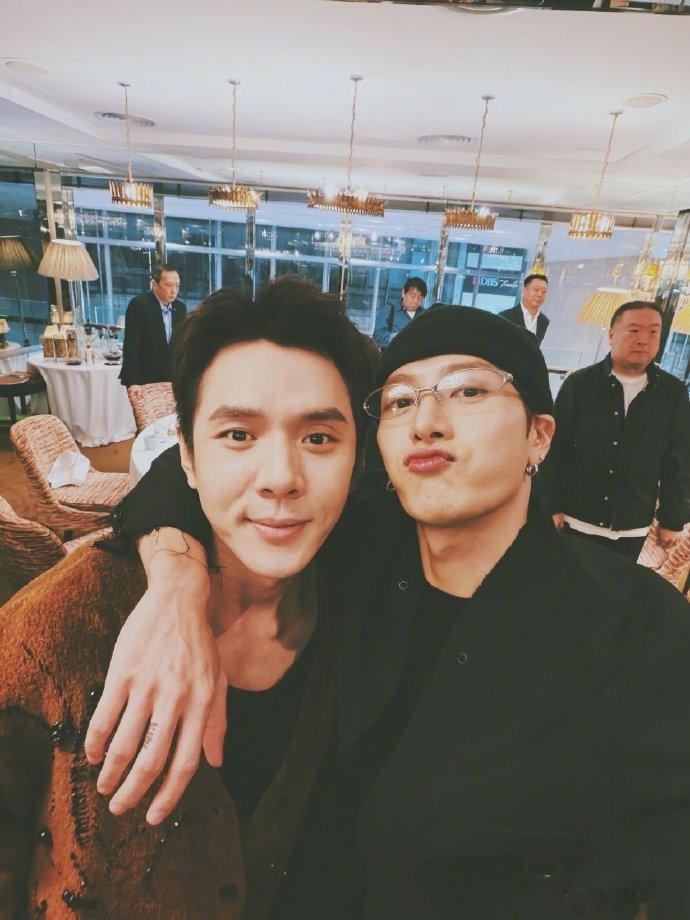 王嘉尔搂李佳琦自拍 王嘉尔李佳琦惊喜同框！嘉尔搂着李佳琦开心自拍，这波联动太让人