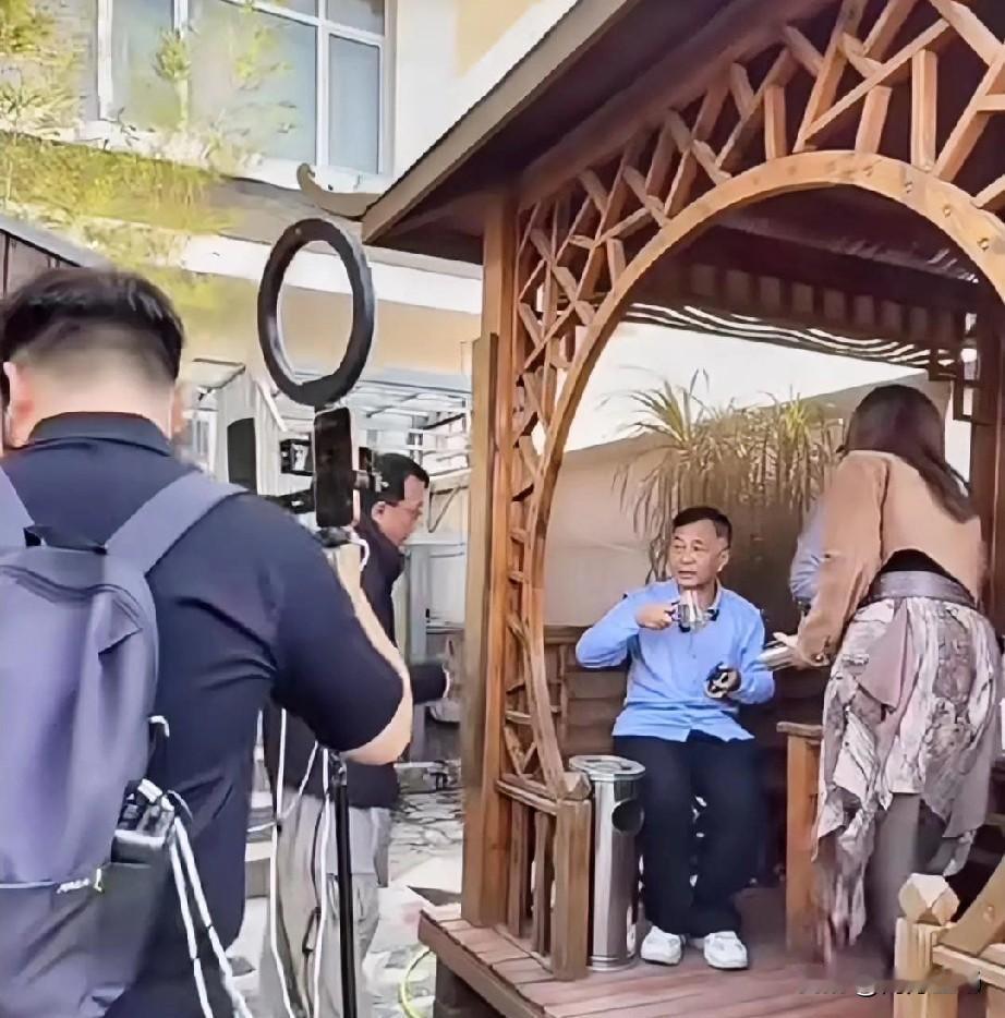 以流浪大师沈巍今天的身份地位，把他放到民国时代，如果一定要在民国找一个和他最类似