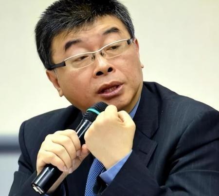 台湾地区统派邱毅火力全开，直骂马英九是“废物”，骂得又狠又准，在岛内政坛炸出巨响