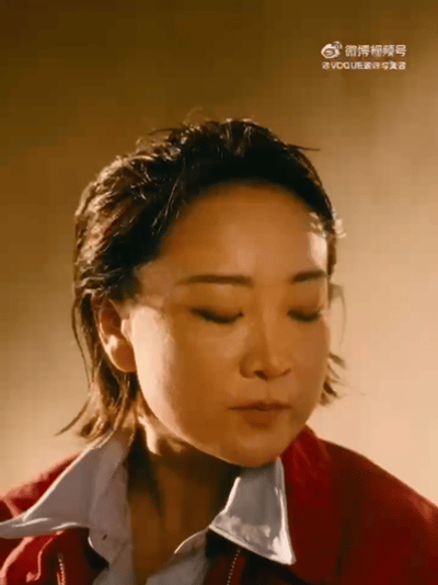 贾玲VOGUE开年封面  啊啊啊到底是谁还没有来欣赏～贾玲VOGUE开年封面！很
