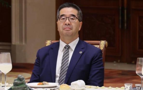 谁能想到？一场南京的晚宴，竟把“岛内政客”的遮羞布撕得粉碎。郑丽文顶着“五年刑期