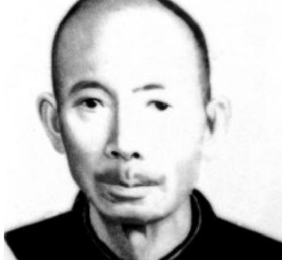 1976年，一名老人在北京军事博物馆参观时，看着四下无人，偷偷摸了一下文物，被工