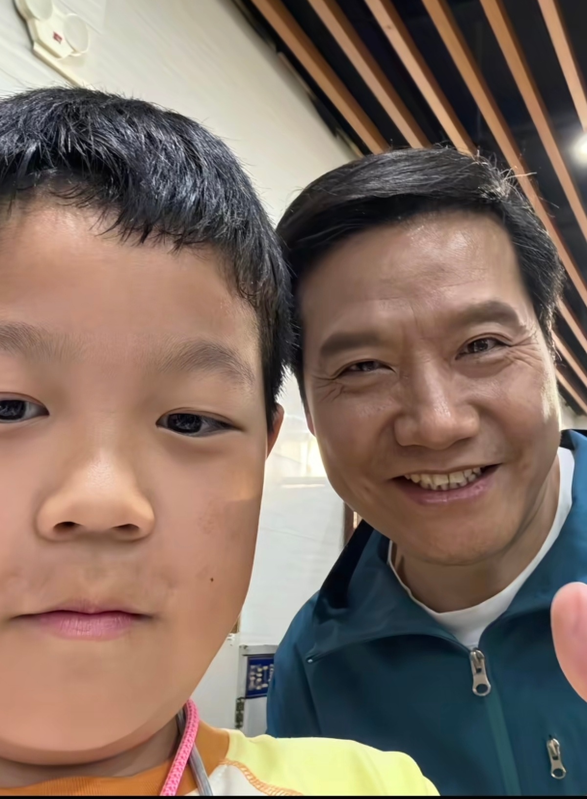 雷总与小孩哥合影~看蹲下的姿势，大家都体会到雷总的真诚、亲和力、儒雅了吧。难怪有