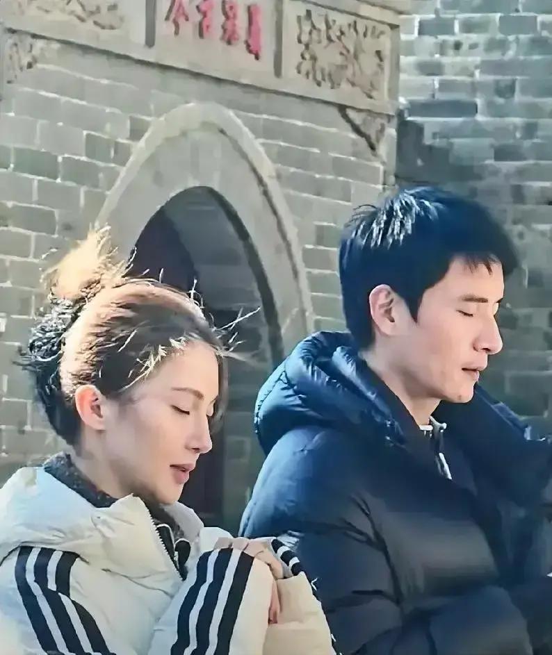 别说她去道观是作秀。62%的演员都用这种方式对抗高压。
 
金晨踏入大孤山古建筑