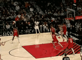 杨瀚森第4记3分助开拓者1分绝杀火箭，太意外了，杨瀚森今天第一节就得上场了，小杨