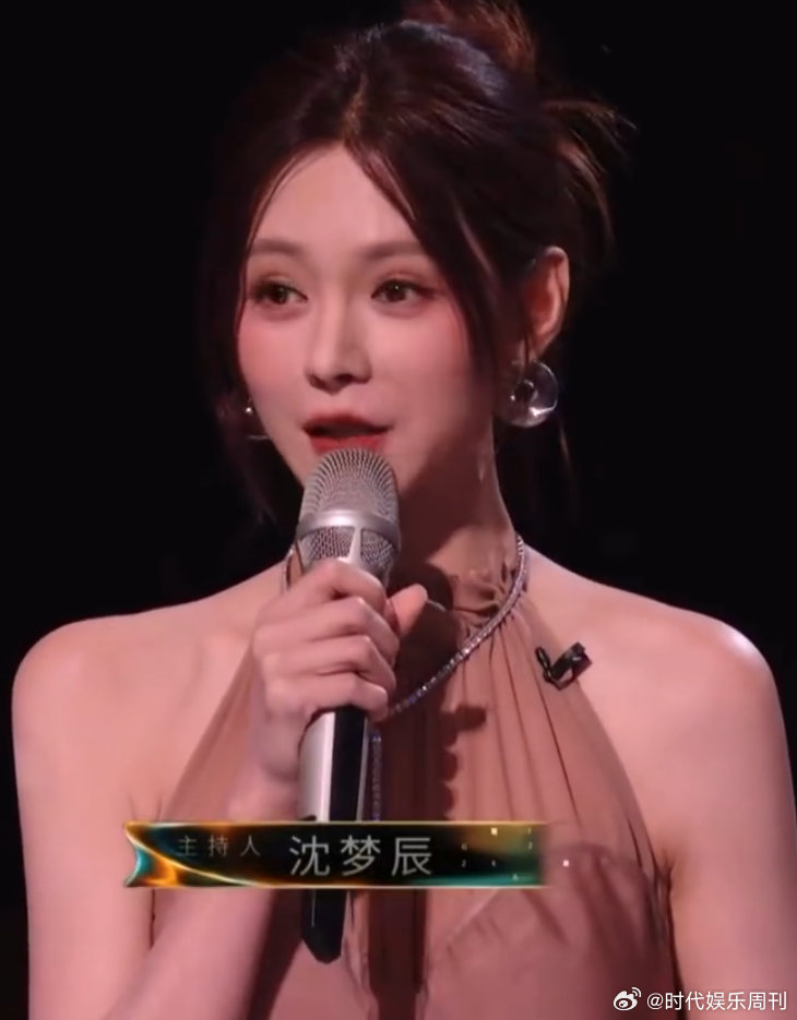 沈梦辰又美了歌手直播歌手2026裸色长裙温婉大气，直播里的沈梦辰颜值状态惊艳十足