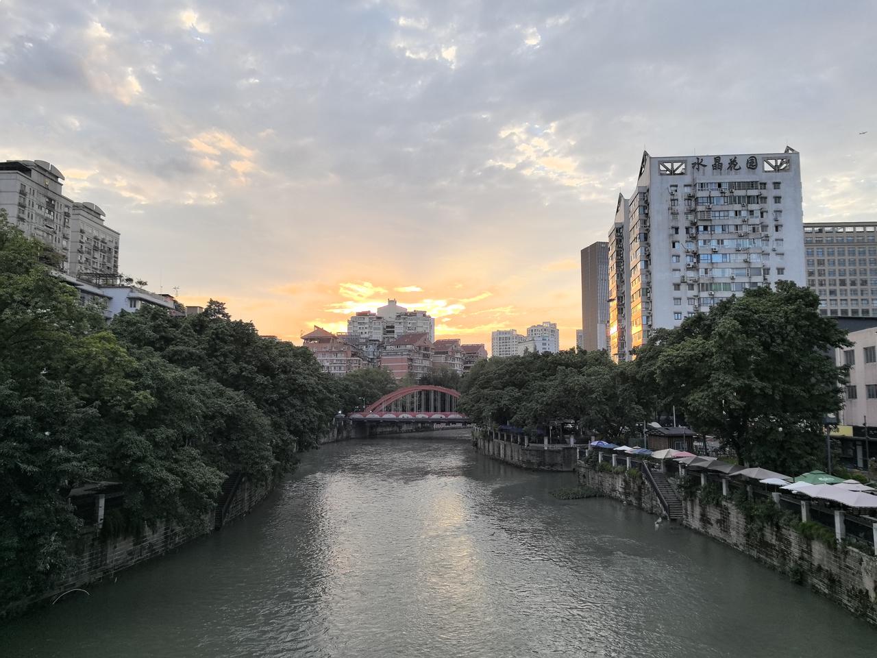 这几天的成都的天空美得一塌糊涂。碧蓝碧蓝的天空，大朵大朵的白云。这在几年前是不多