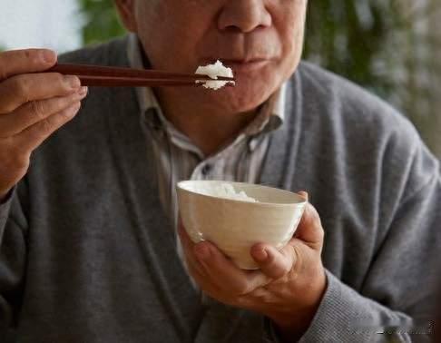 吃饭七分饱被推翻了？研究：过了75岁，吃饭尽量要做到这6点