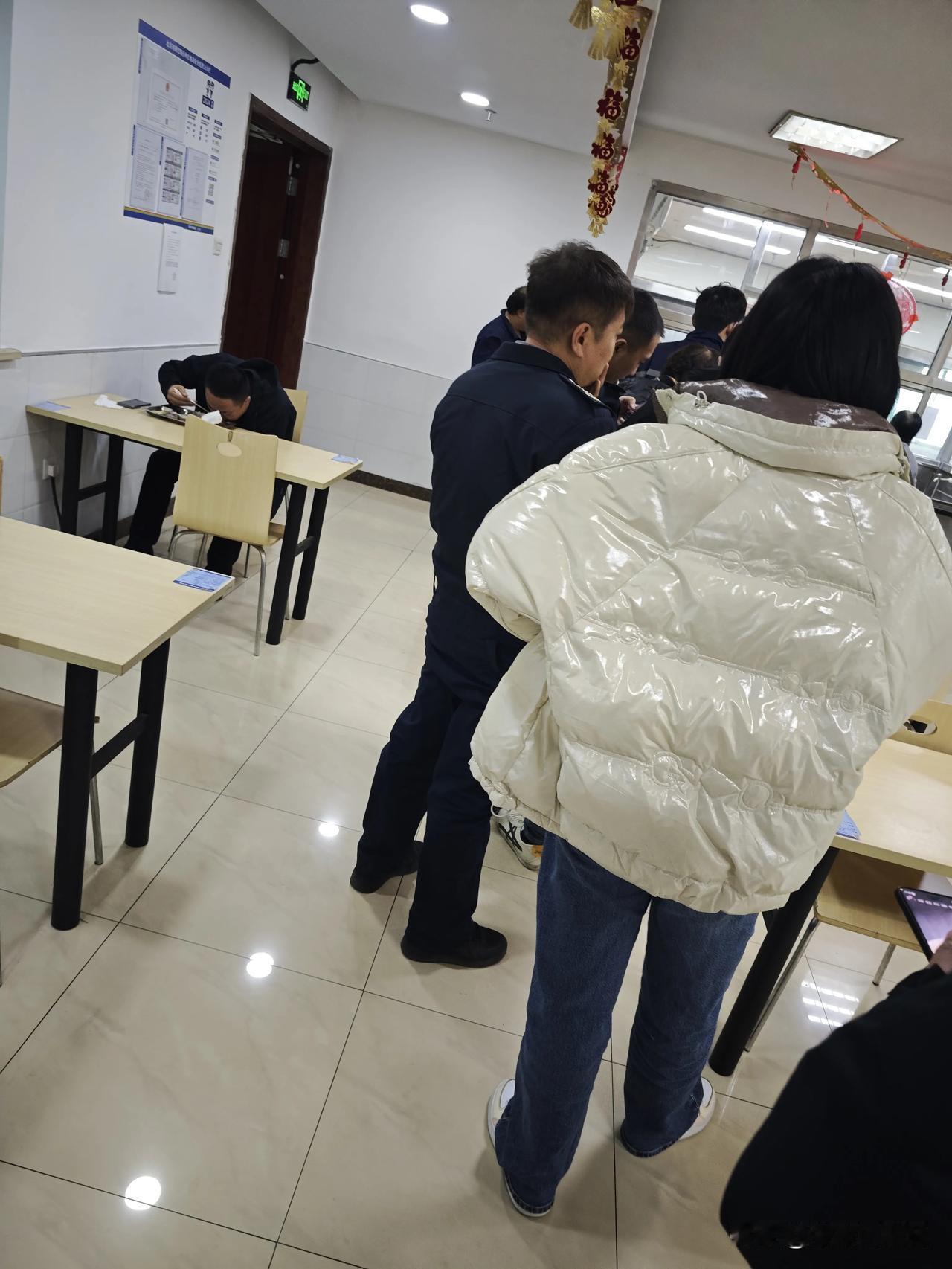 饿了就得知道吃饭，到时间不知道吃饭的人，都说脑子有问题。

我们十一点半开饭，和