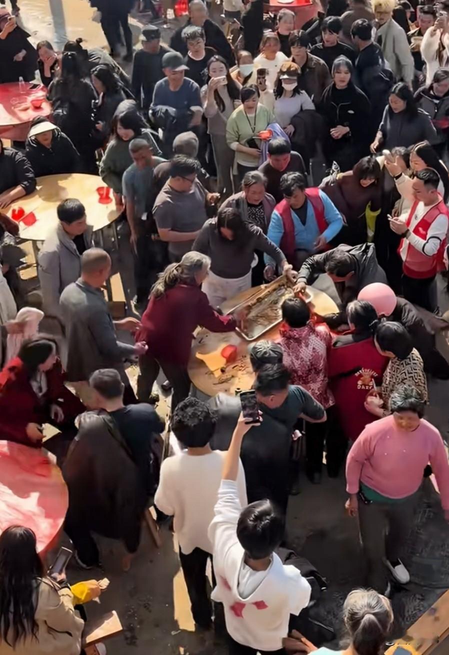 杀猪宴变成了抢食大赛，江西丰城杀猪宴失败，现场乱成一锅粥，秩序混乱，食物开抢，很