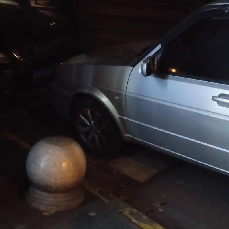 2月6日江西，女子给哥哥在停车场人肉占车位，男子先到想停进去女子不愿让，女子怒怼