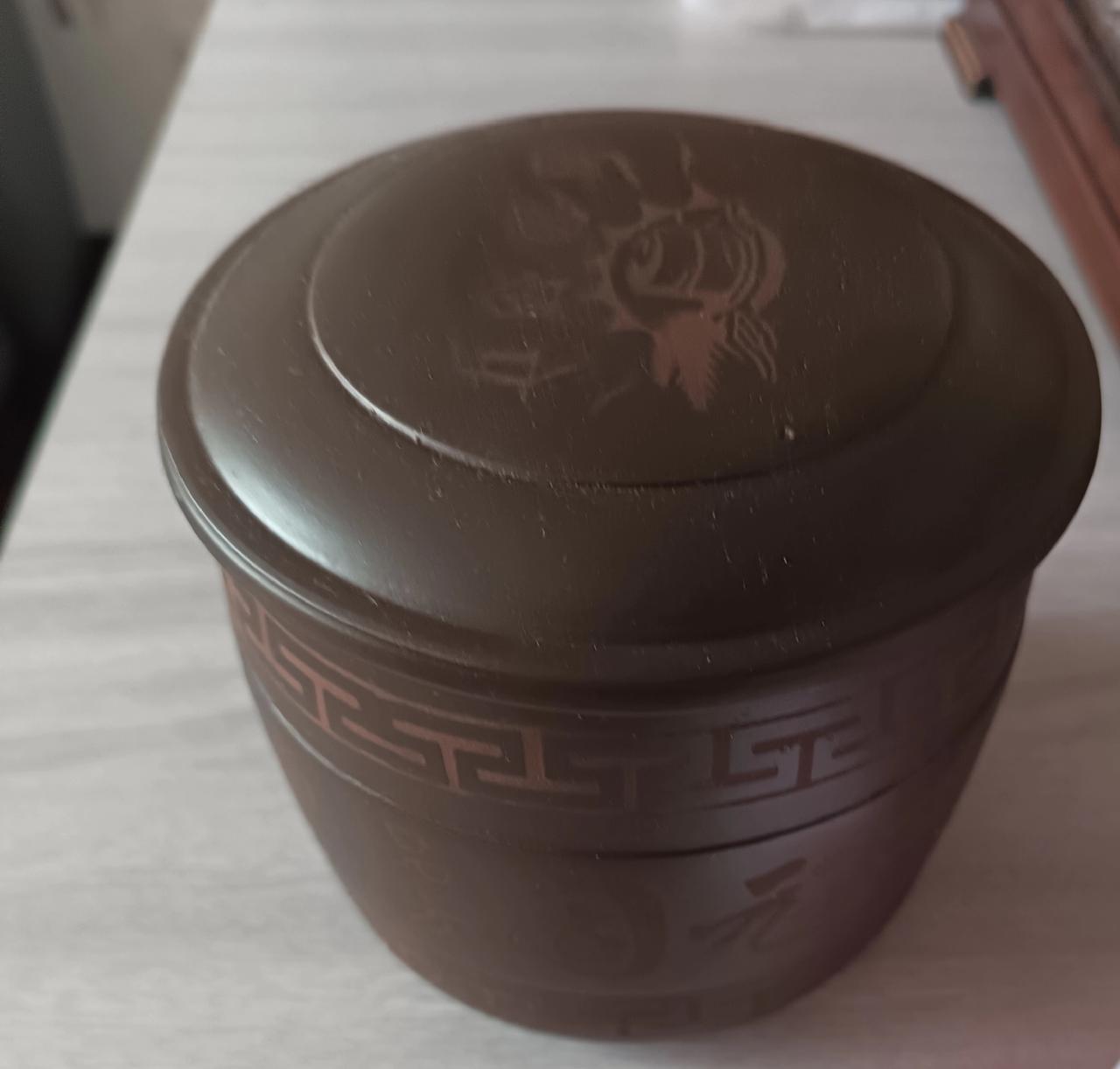 谁见过这么圆的老古董啊
我翻出个圆乎乎的玩意儿，表面磨得发亮，边缘都有点变形了。