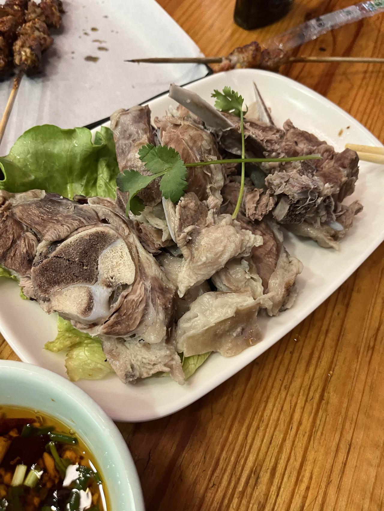 夜市美食摊，热闹非凡，人间烟火气