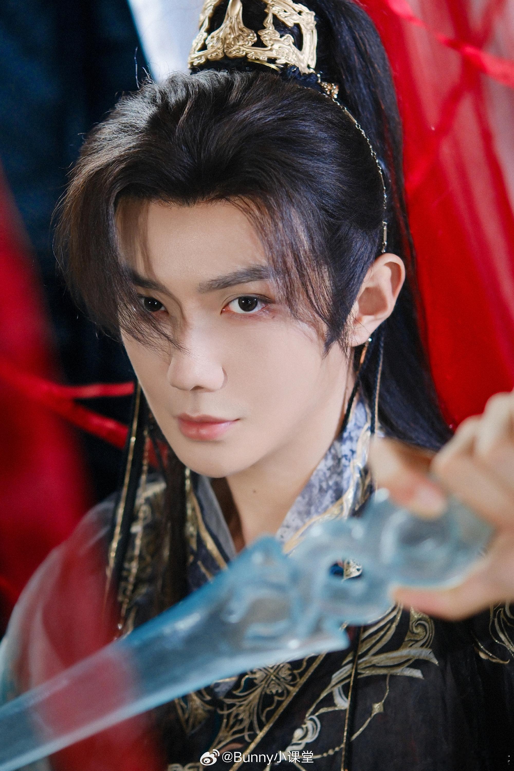 郝熠然百万粉丝福利发了古装营业照，这水平能不能当内娱古偶男主？ 