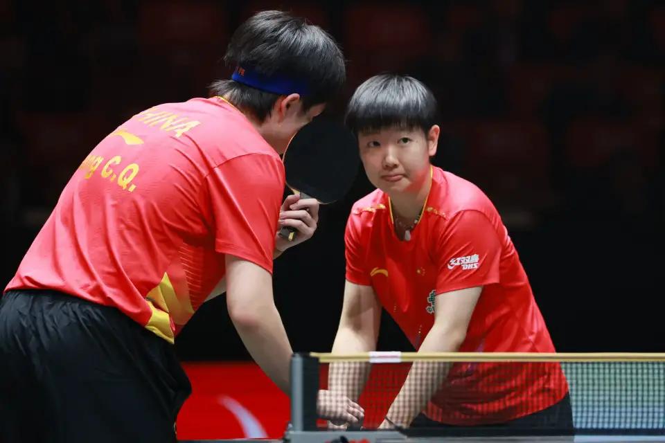 11月30日，莎头组合在成都亮相世界混双团体赛。
莎头组合首战对阵香港队的黄镇庭