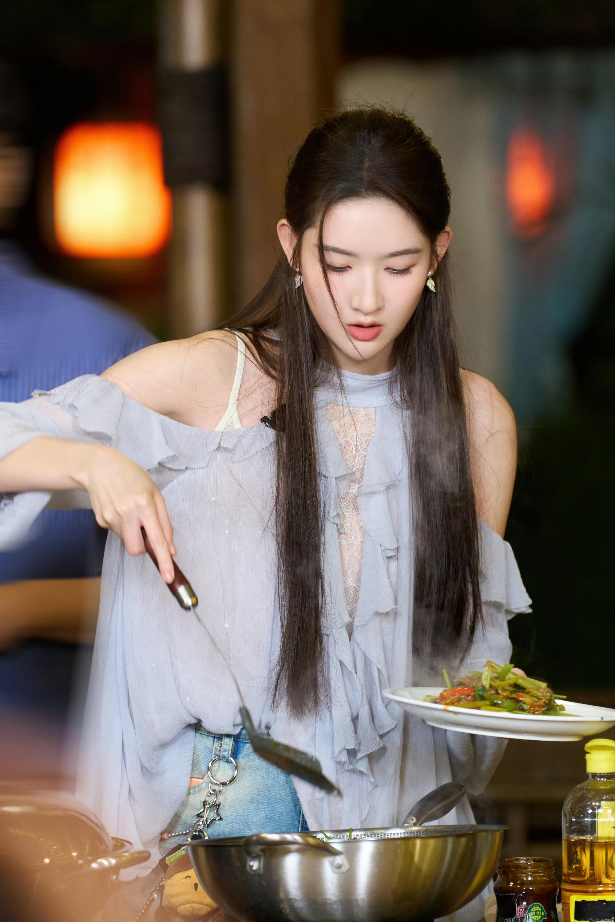 王玉雯做隐藏任务的天才王玉雯炒菜间隙搞定了隐藏任务啊啊啊啊王姐是个什么神仙女子！