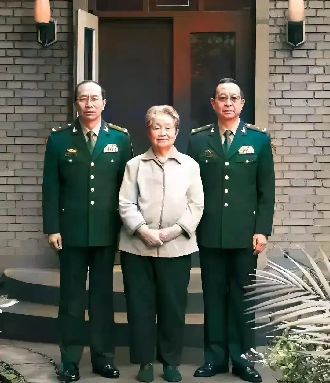 2009年，开国少将金如柏夫人郑织文与长子金一明、次子金一南的温馨合影，郑织文早