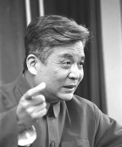 可真正读懂他的故事，才明白这份奉献到底有多重。
 
当年接到国家的任务，他二话不