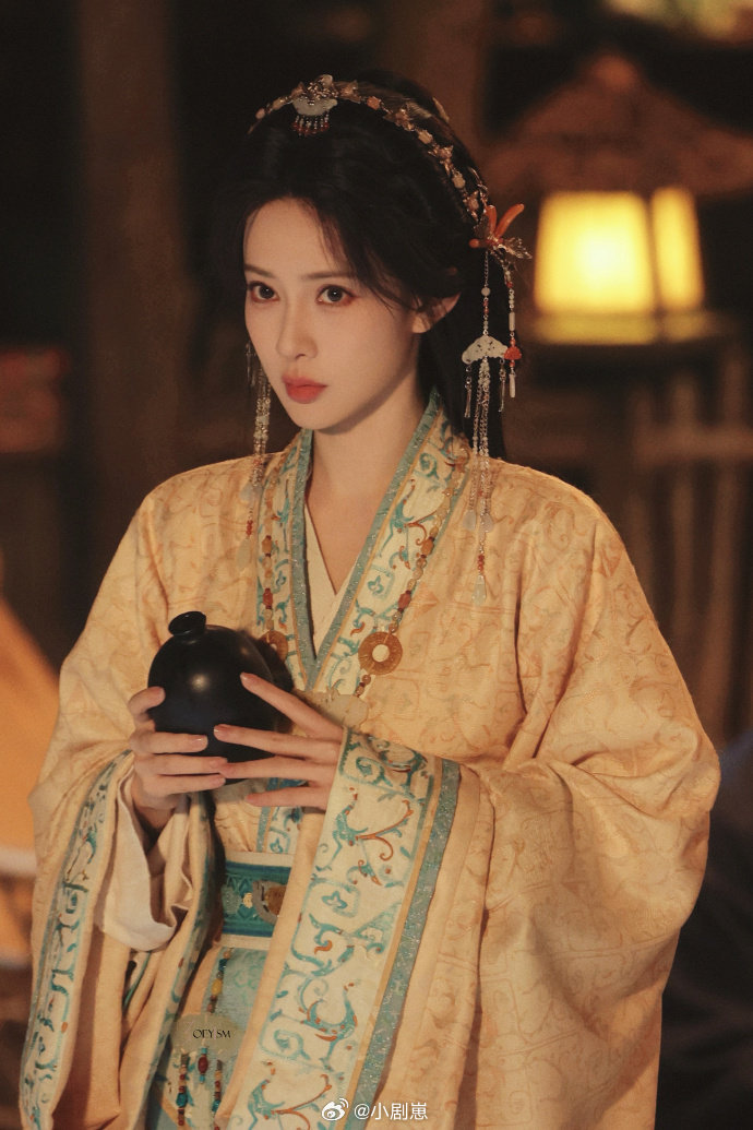 孟子义看得我想吃砂糖橘了被孟子义这套路透美到，暖橘色古装衬得她水灵又温柔，气质清