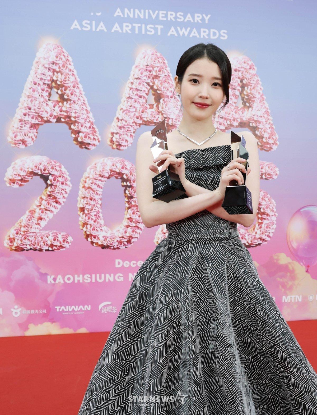 IU  🌸IU李知恩AAA2025年度演员大赏 251206 IU参加AAA颁