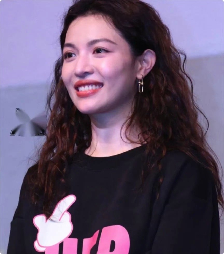 宋佳真实颜值，一点都不照旁边比她年轻的钟楚曦差，反而身高高挑更胜一筹 