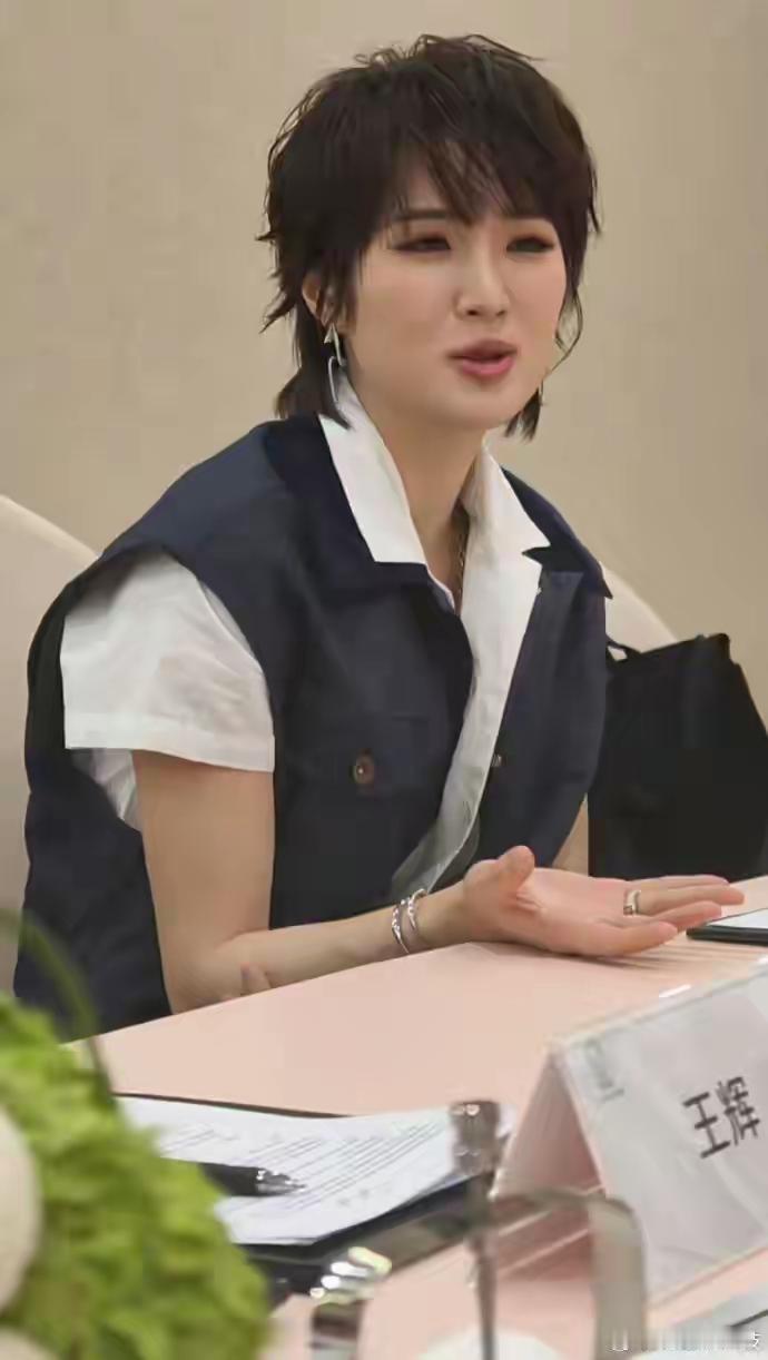 姚安娜回应华为超4000员工开阿维塔
姚安娜现身广州车展，回应“华为超4000员