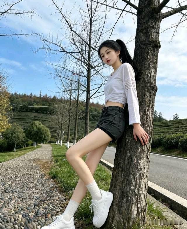阳光下的少女，倚树而立，青春洋溢肤白貌美 小蛮腰大长