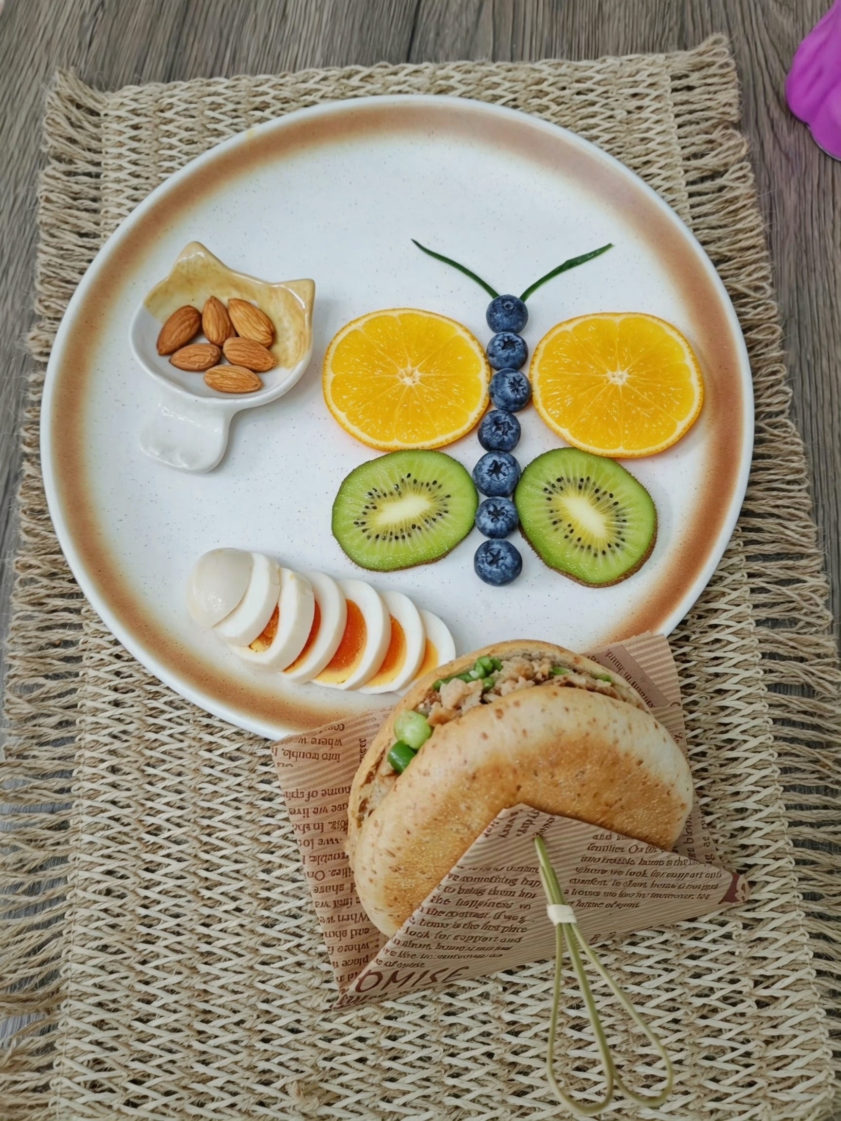 跟小布一起晒早餐 全麦麦芬肉夹馍火龙果奶昔  ​​​  ​​​
