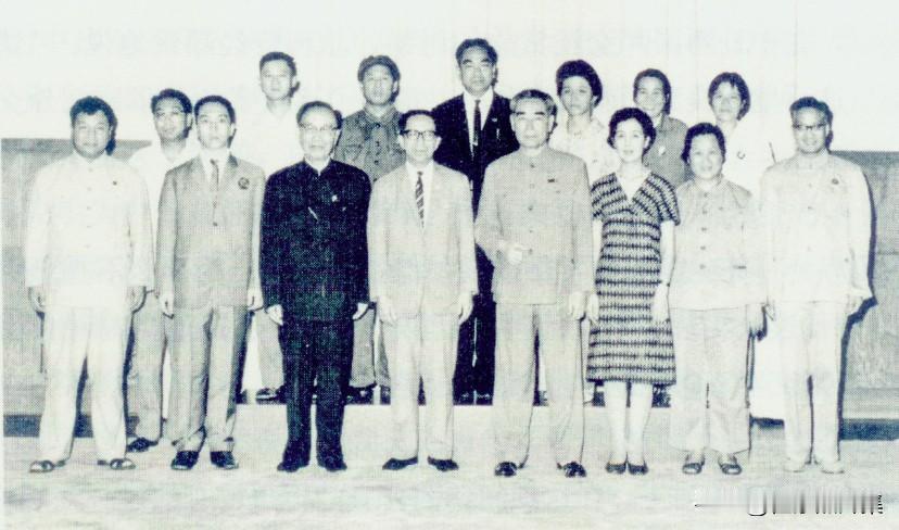 1970年，周总理接见即将回国的西公一家送行，郭沫若及夫人于立群(前排左三，右一