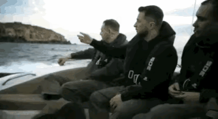 英雄人物还得数泽连司机！身为一国总统，敢冒着生命危险登上蛇岛宣誓主权，这样的总统