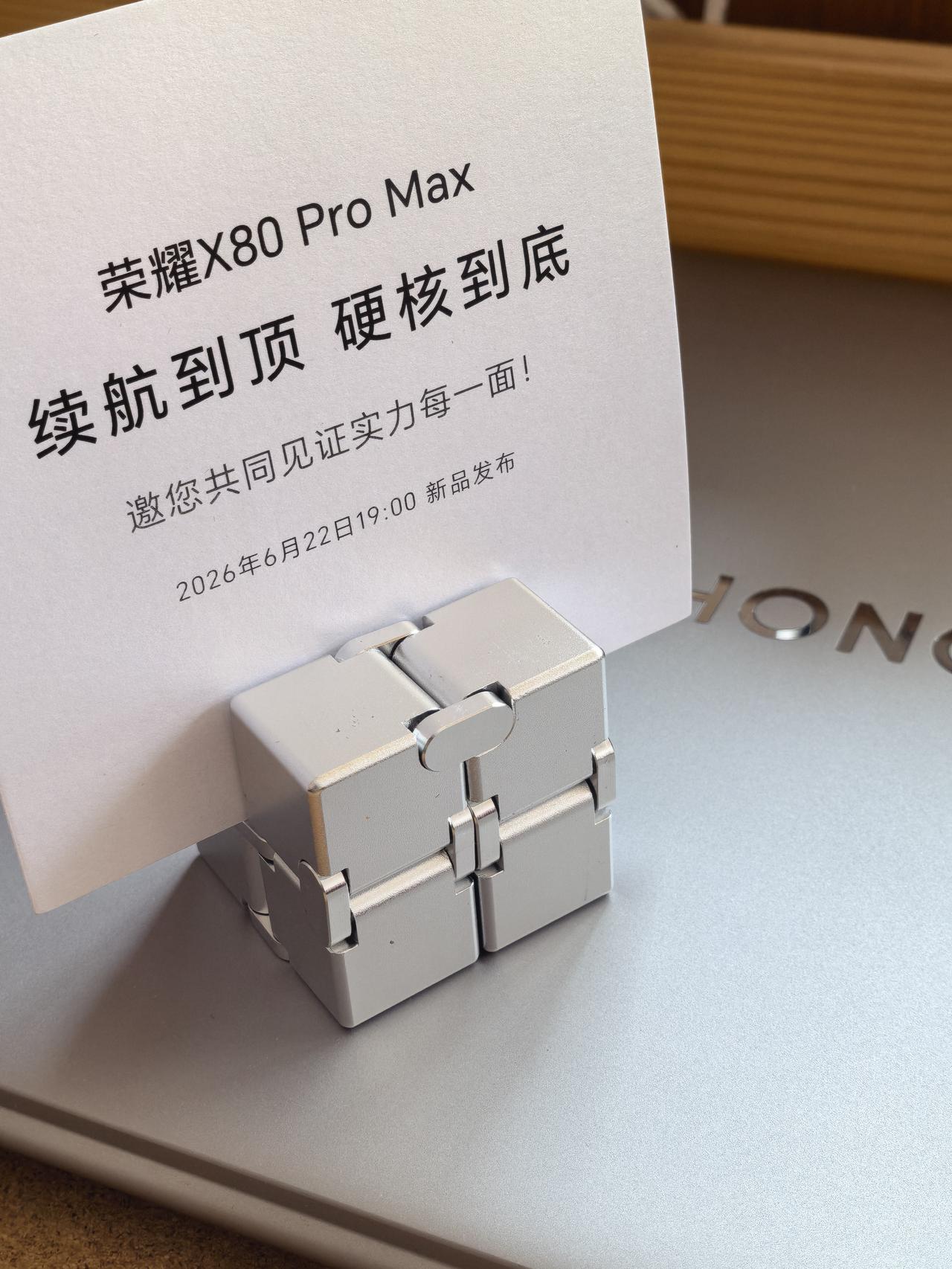 荣耀X80 Pro Max手机，6.8英寸OLED屏幕，11000毫安时，配色有