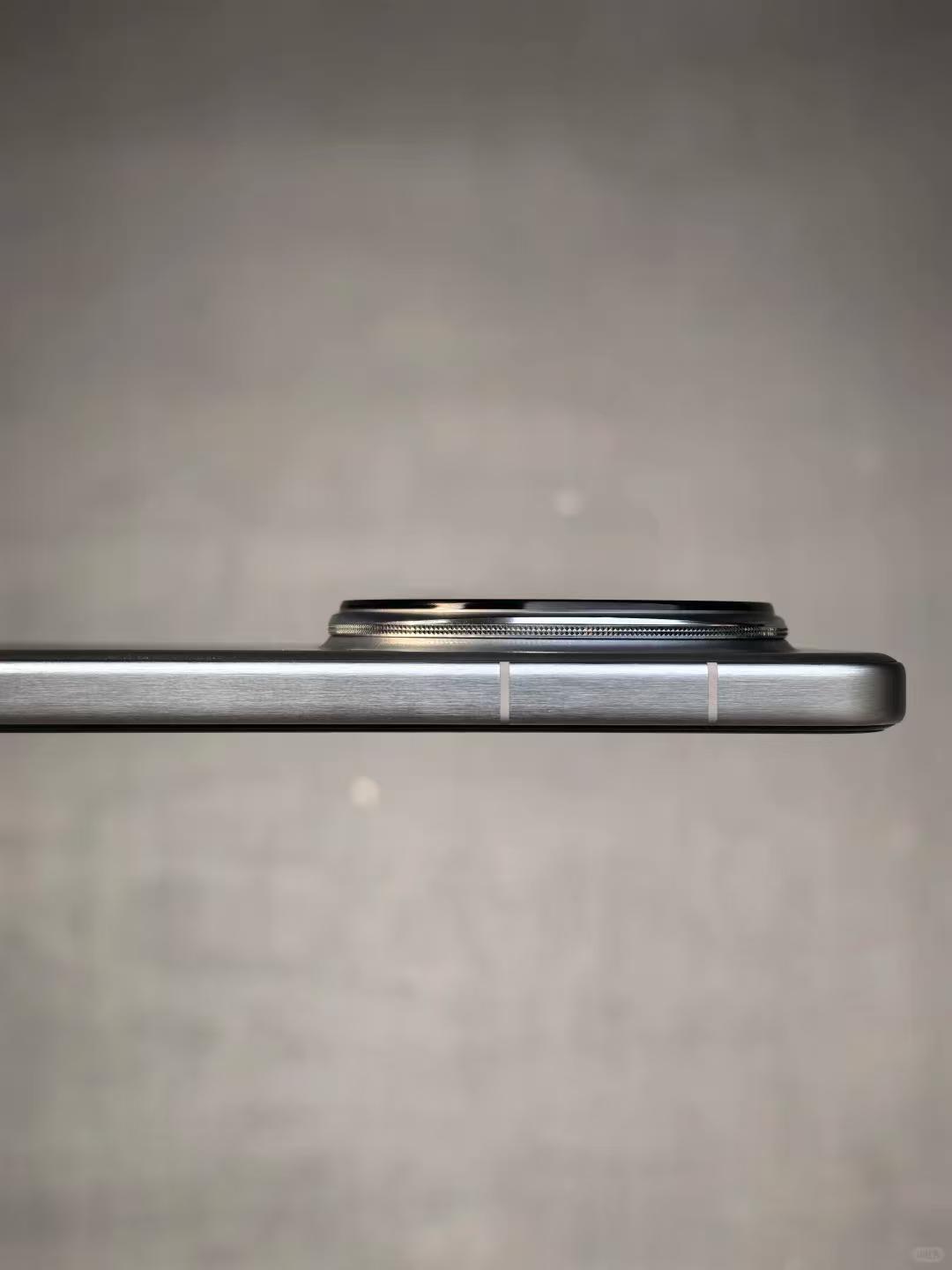 年底双十二、圣诞、跨年一波接一波，想换台旗舰陪我过新年。
小米17 Ultra和