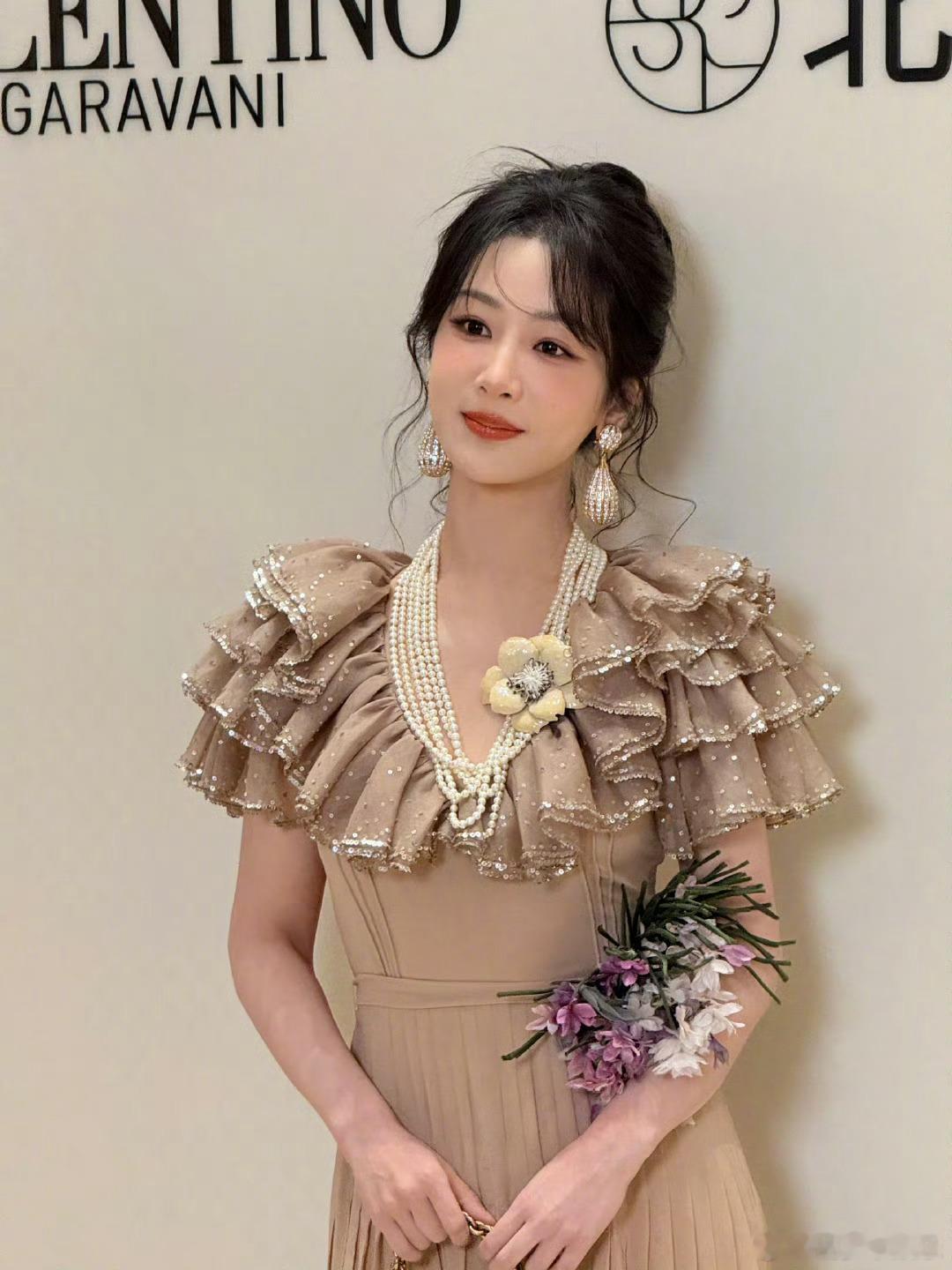 杨紫盘发香槟裙  杨紫活动生图直出 杨紫今日活动生图直出，太美了 