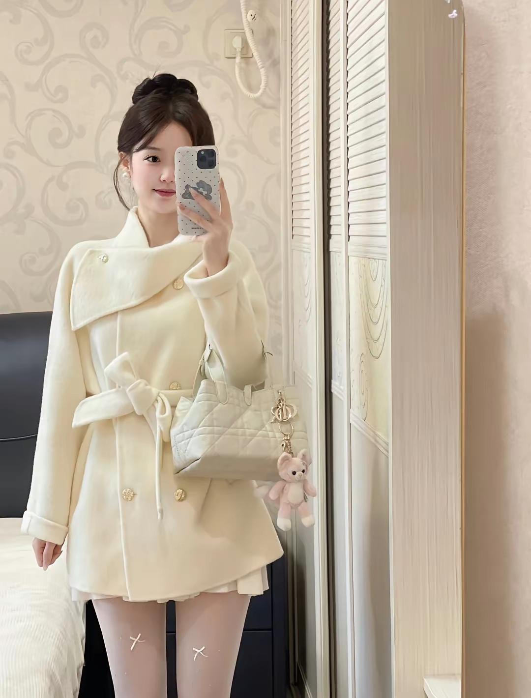 温柔冬日穿搭，米色大衣搭配小包包，温暖又时尚！